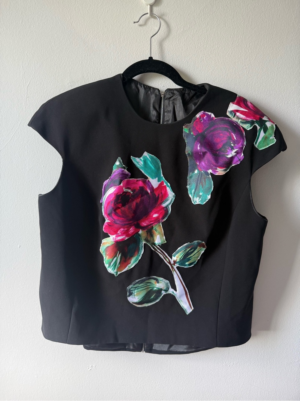 Black Floral Appliqué Cap-Sleeve Top ptp 21.5”